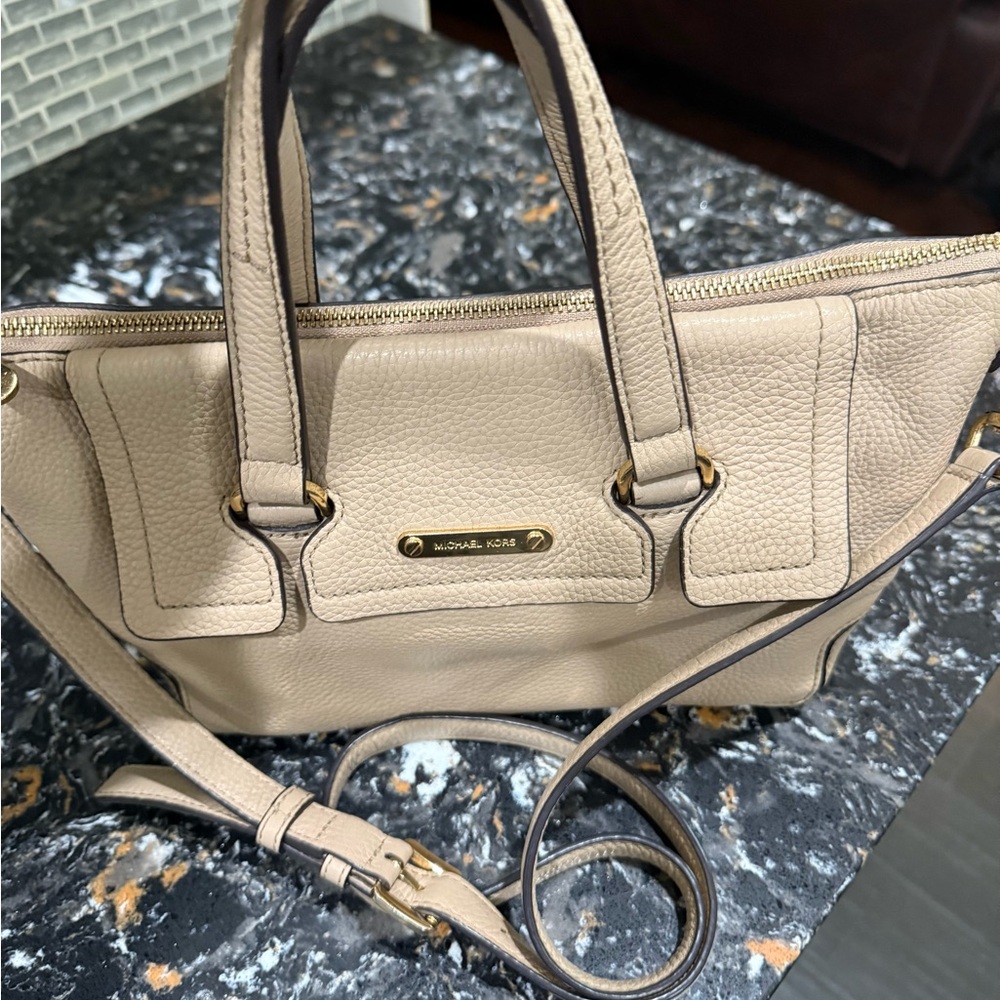 Michael Kors McKenzie
Satchel/Crossbody Bag - Picture 4 of 12